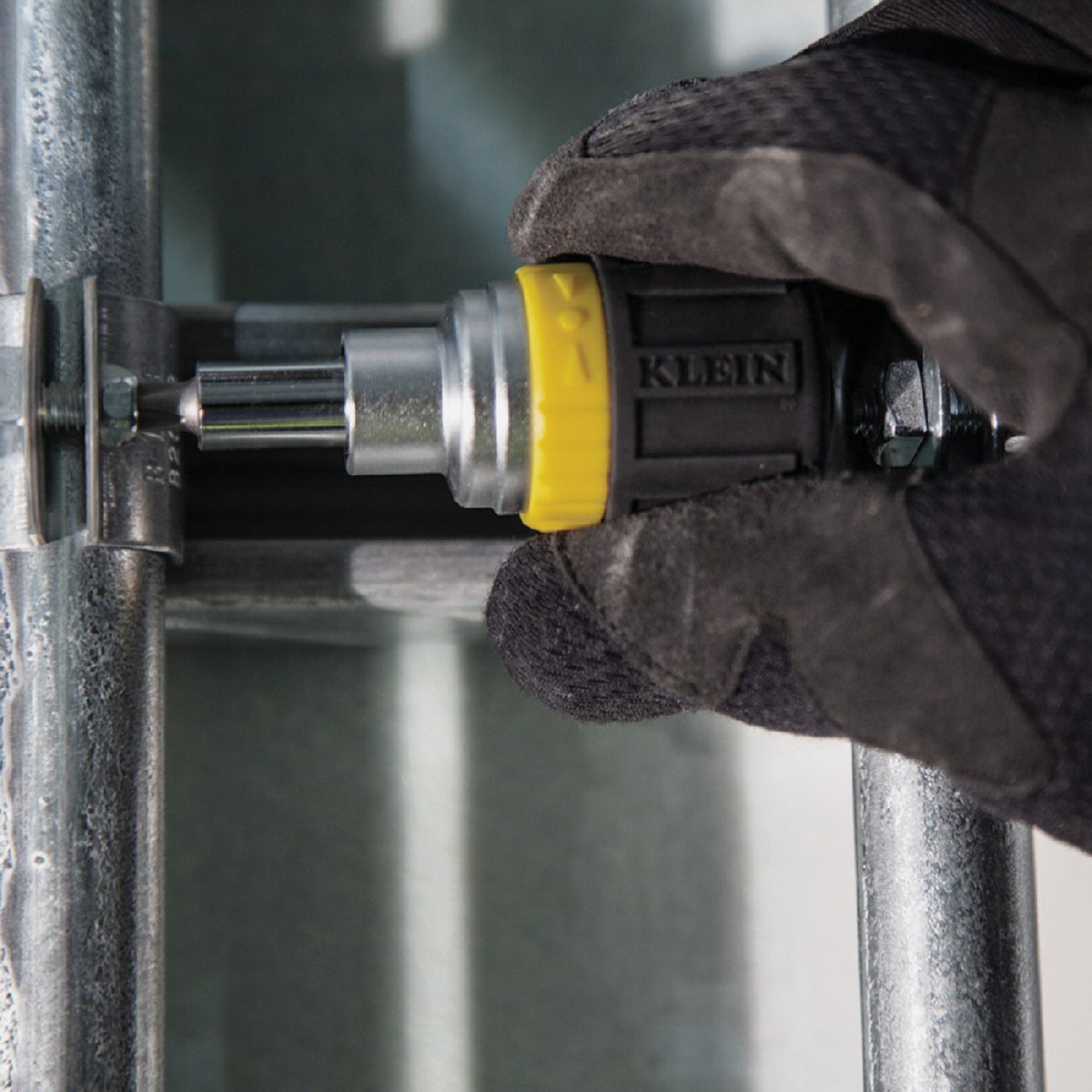 Klein 6-in-1 Stubby Ratcheting Screwdriver Image 5