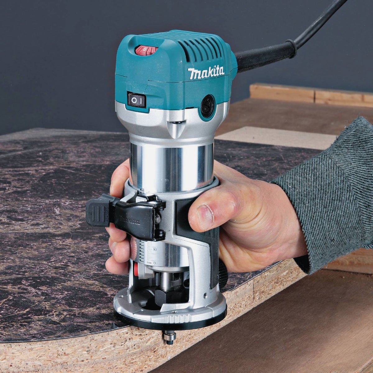 Makita 6.5-Amp 1.25 HP Compact Router Kit Image 3