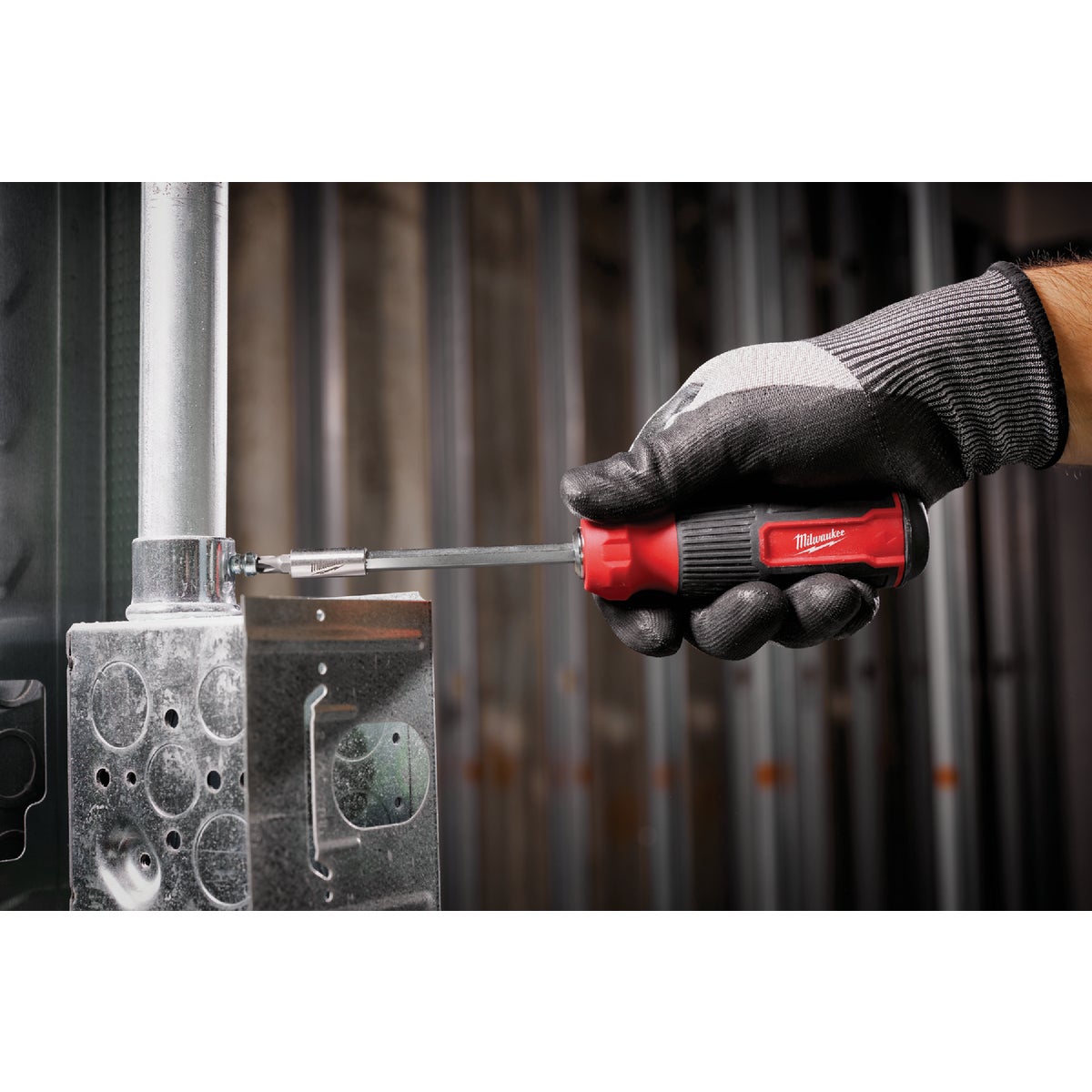 Milwaukee 14-in-1 Multi-Bit Screwdriver Image 4
