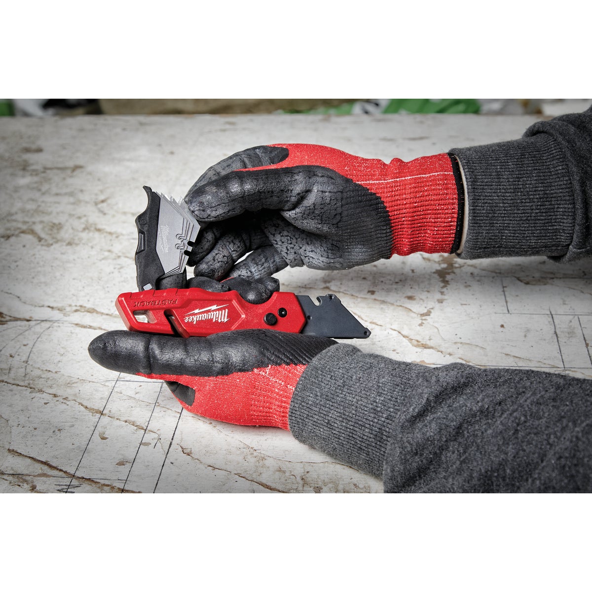 Milwaukee FASTBACK Folding Utility Knife with Blade Storage Image 6