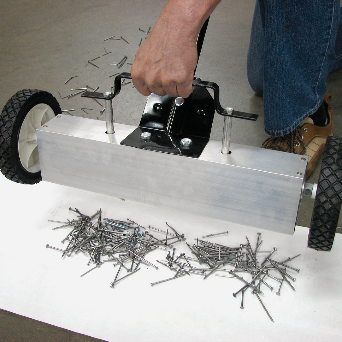 Master Magnetics 18 in. Magnetic Floor Sweeper Image 2