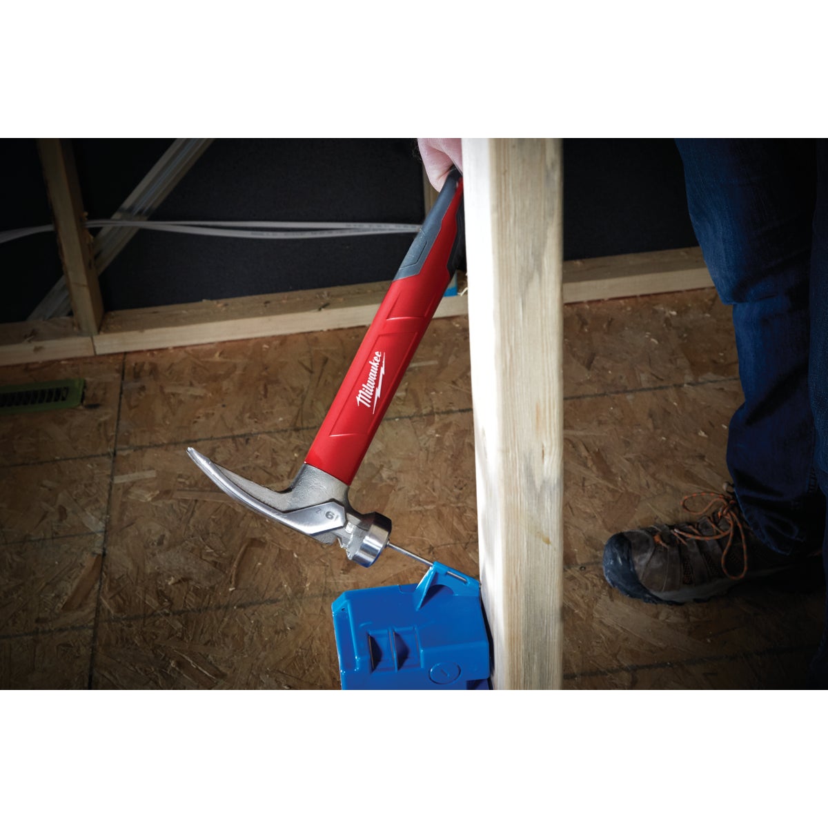 Milwaukee 19 Oz. Smooth-Face Framing Hammer with Poly/Fiberglass Handle Image 3