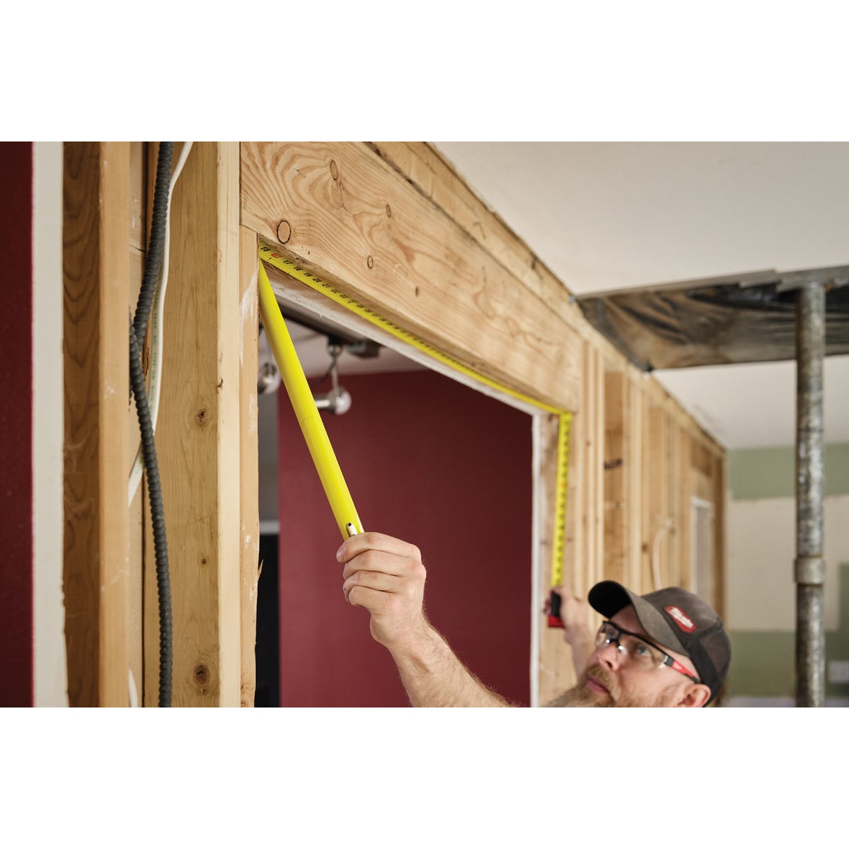 Milwaukee 25 Ft. Compact Auto Lock Tape Measure Image 4