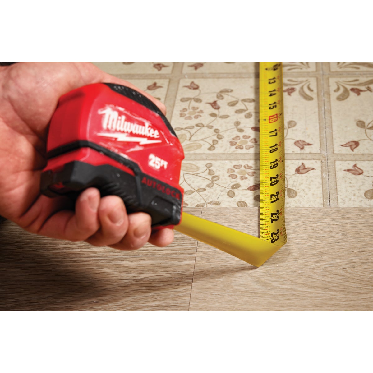 Milwaukee 25 Ft. Compact Auto Lock Tape Measure Image 5