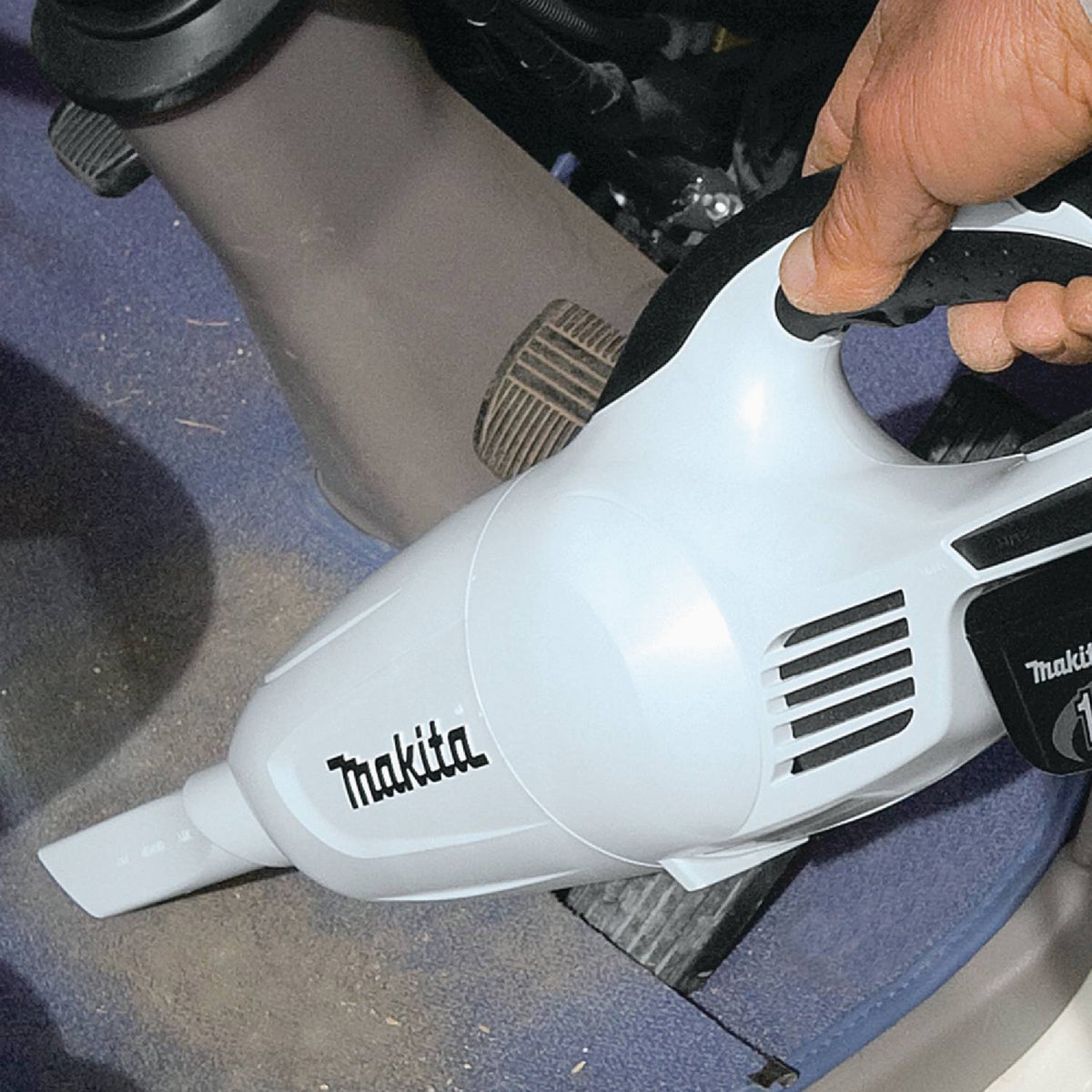 Makita 18V LXT Cordless Bagless Stick Vacuum Cleaner Kit Image 3