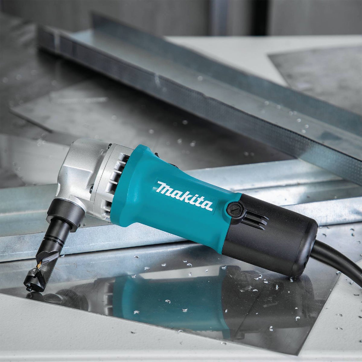 Makita 16 Gauge 5-Amp Nibbler Image 4