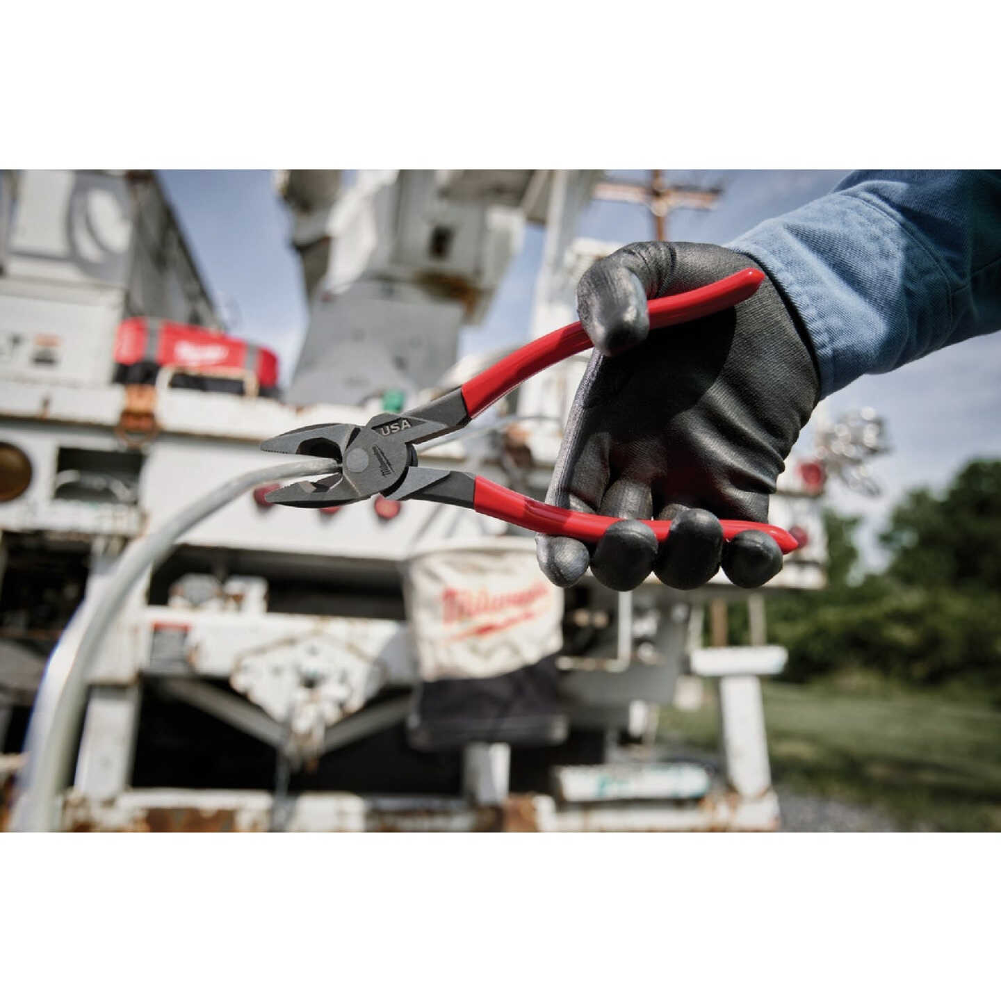 Milwaukee 9 In. Dipped Grip Linesman Pliers Image 5