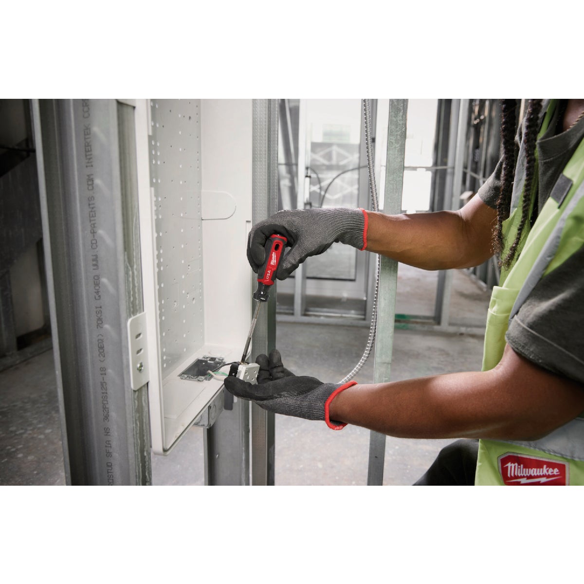 Milwaukee #2 x 4 In. ECX Cushion Grip Screwdriver (USA) Image 6