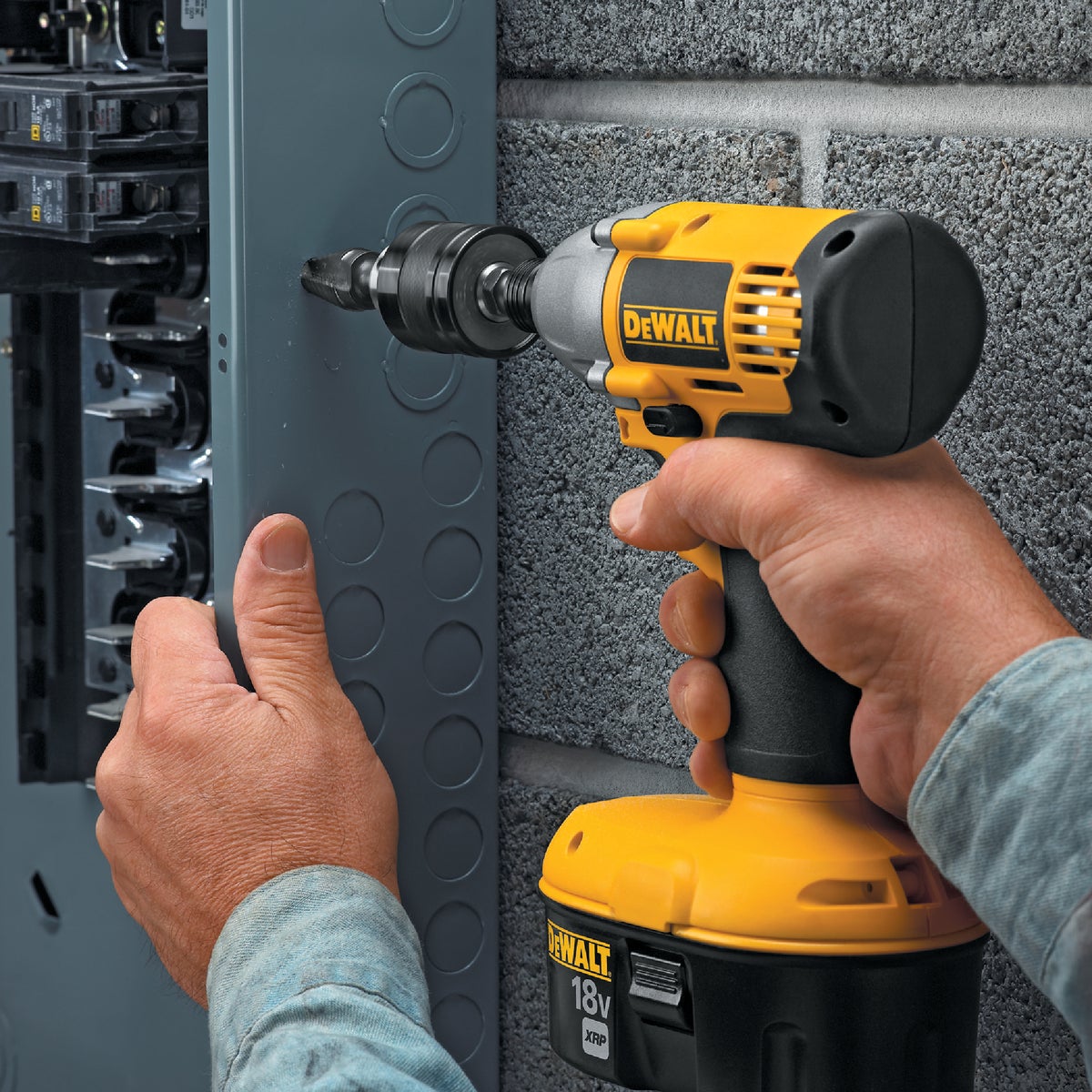 DEWALT 1/4 In. Quick Connect to 3/8 In. Keyless Impact Chuck Adapter Image 5