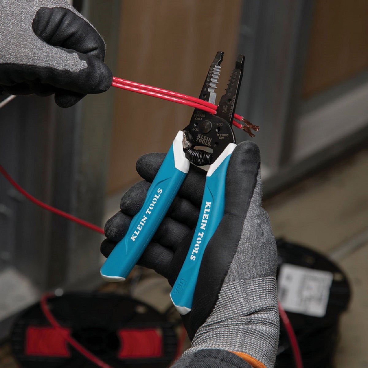 Klein 7.4 In. 8 to 18 AWG Solid, 10 to 20 Stranded Wire Stripper Image 4