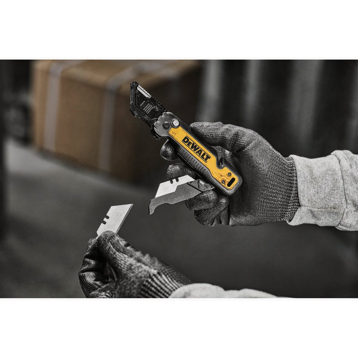 DEWALT Push & Flip Folding Utility Knife with Blade Storage Image 2