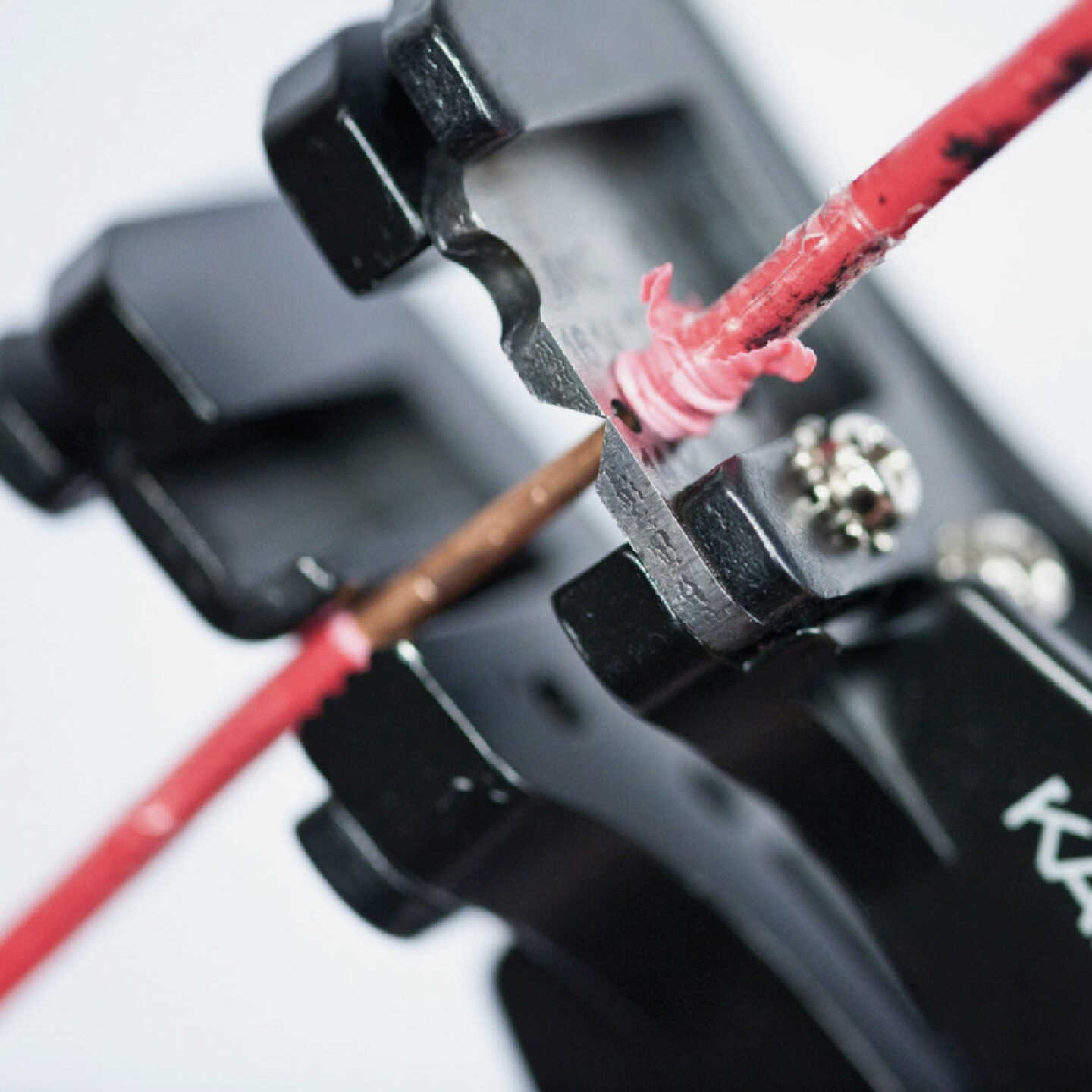 Klein Katapult Wire Stripper & Cutter for 8-20 AWG Solid & 10-22 AWG Stranded Wire Image 3