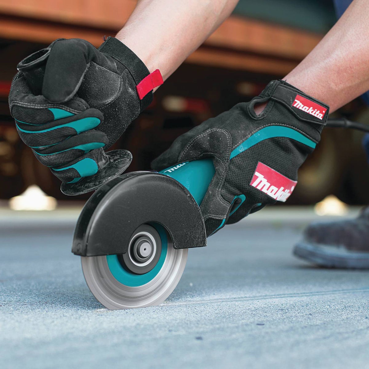 Makita 4-1/2 In. 7.5-Amp Angle Grinder with Lock-On Image 2