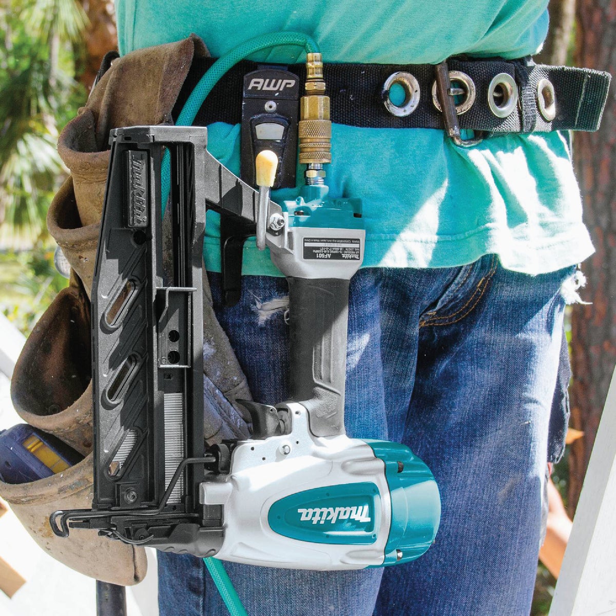 Makita 16-Gauge 2-1/2 In. Straight Finish Nailer Image 3