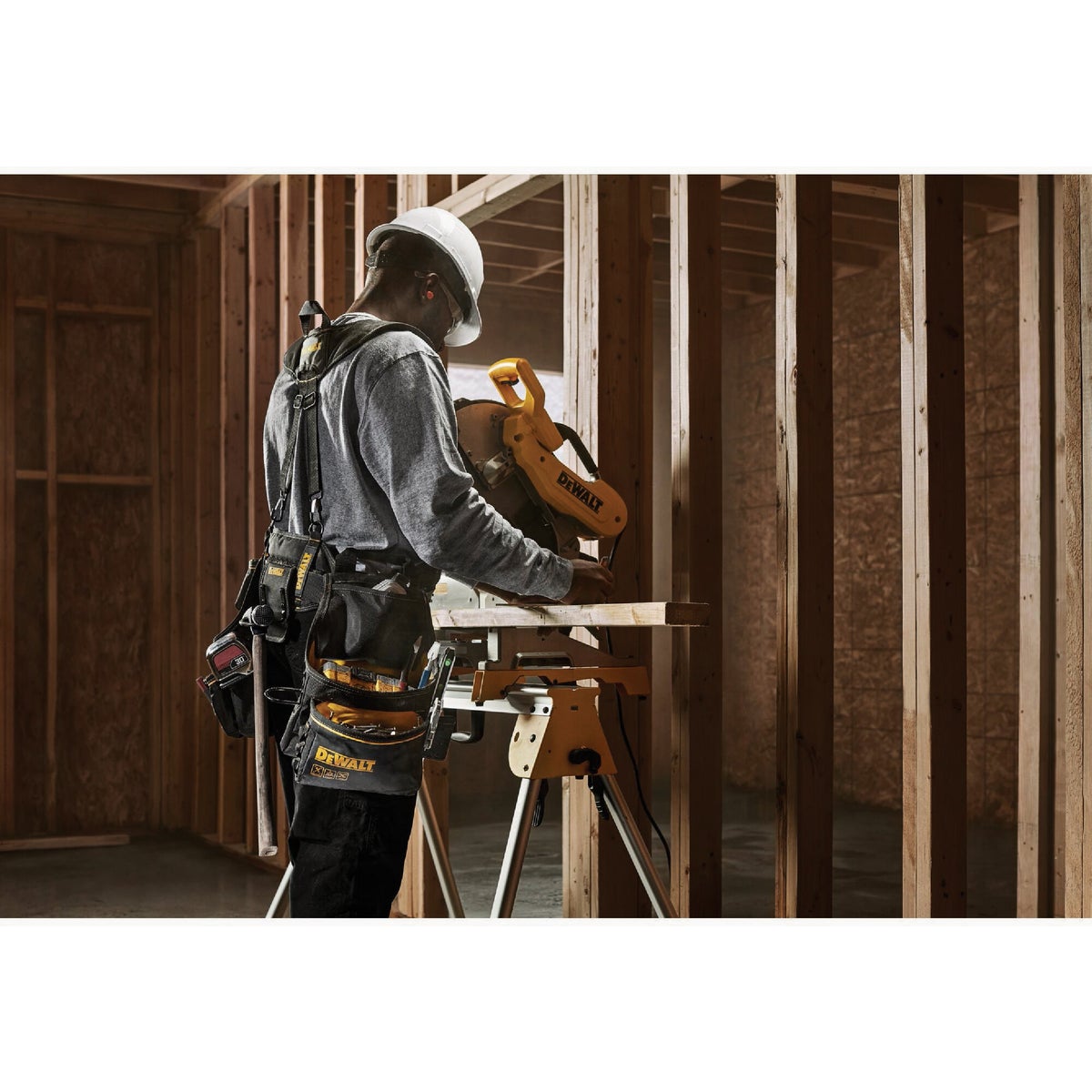 DEWALT 25-Pocket Carpenter Suspension Tool Belt Image 2