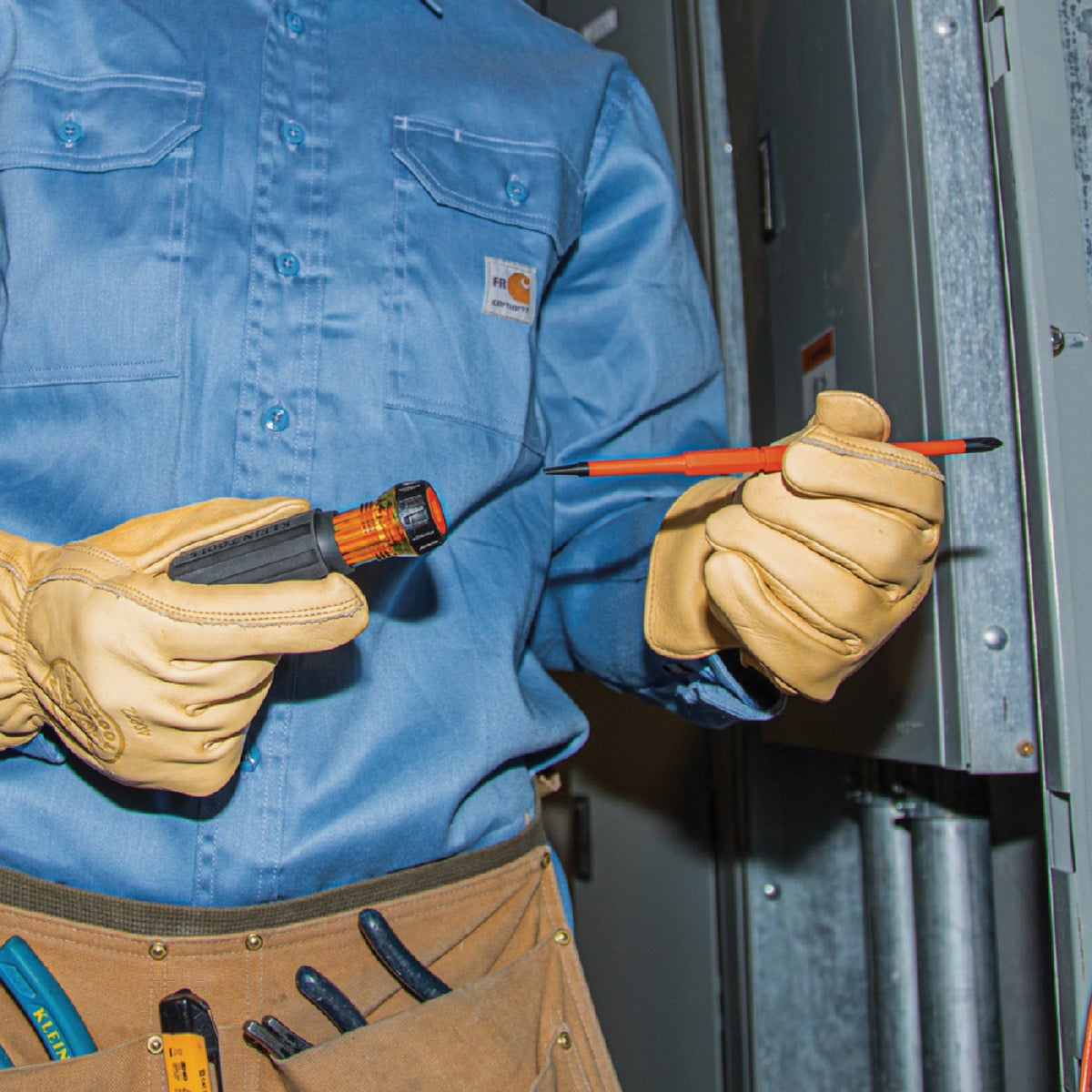 Klein 2-in-1 Flip-Blade Insulated Multi-Bit Screwdriver Image 3