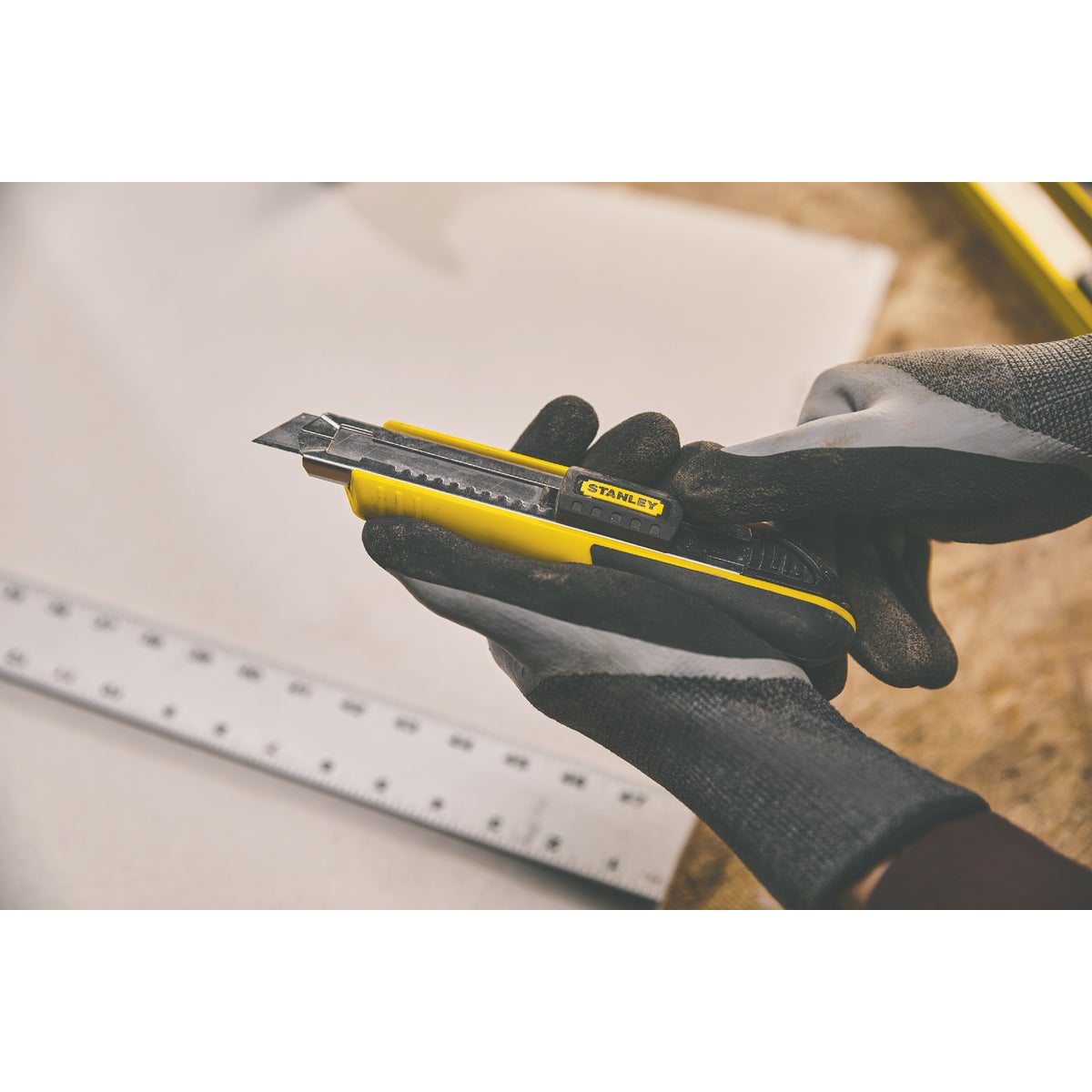 Stanley FatMax 18mm 7-Point Snap-Off Knife Image 2
