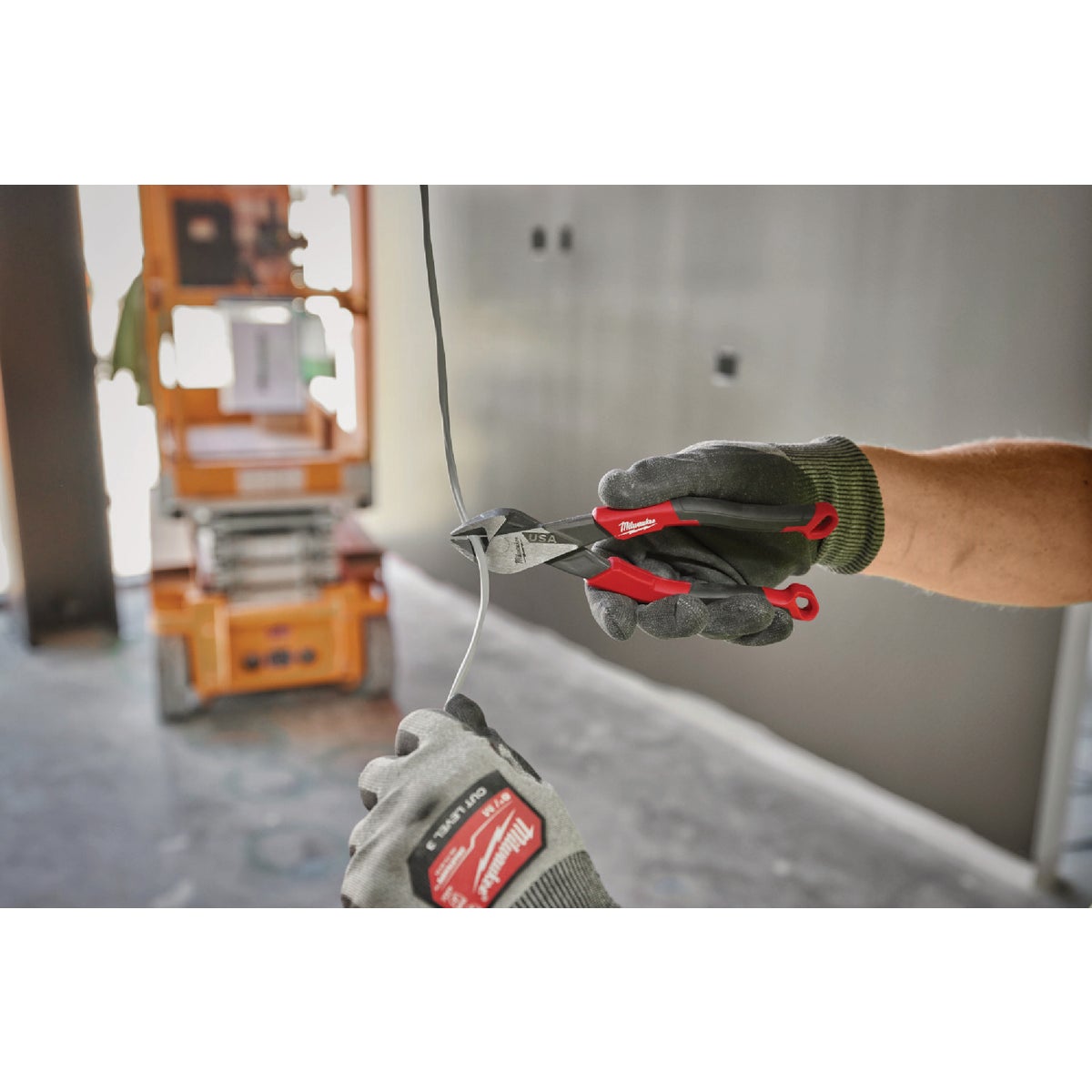 Milwaukee 6 In. Comfort Grip Diagonal Cutting Pliers (USA) Image 6