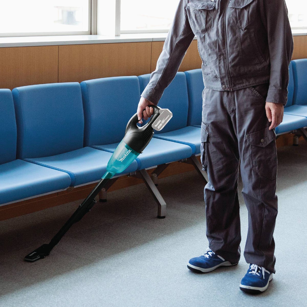 Makita 18V LXT Cordless Bagless Compact Stick Vacuum Cleaner, Black (Tool Only) Image 2