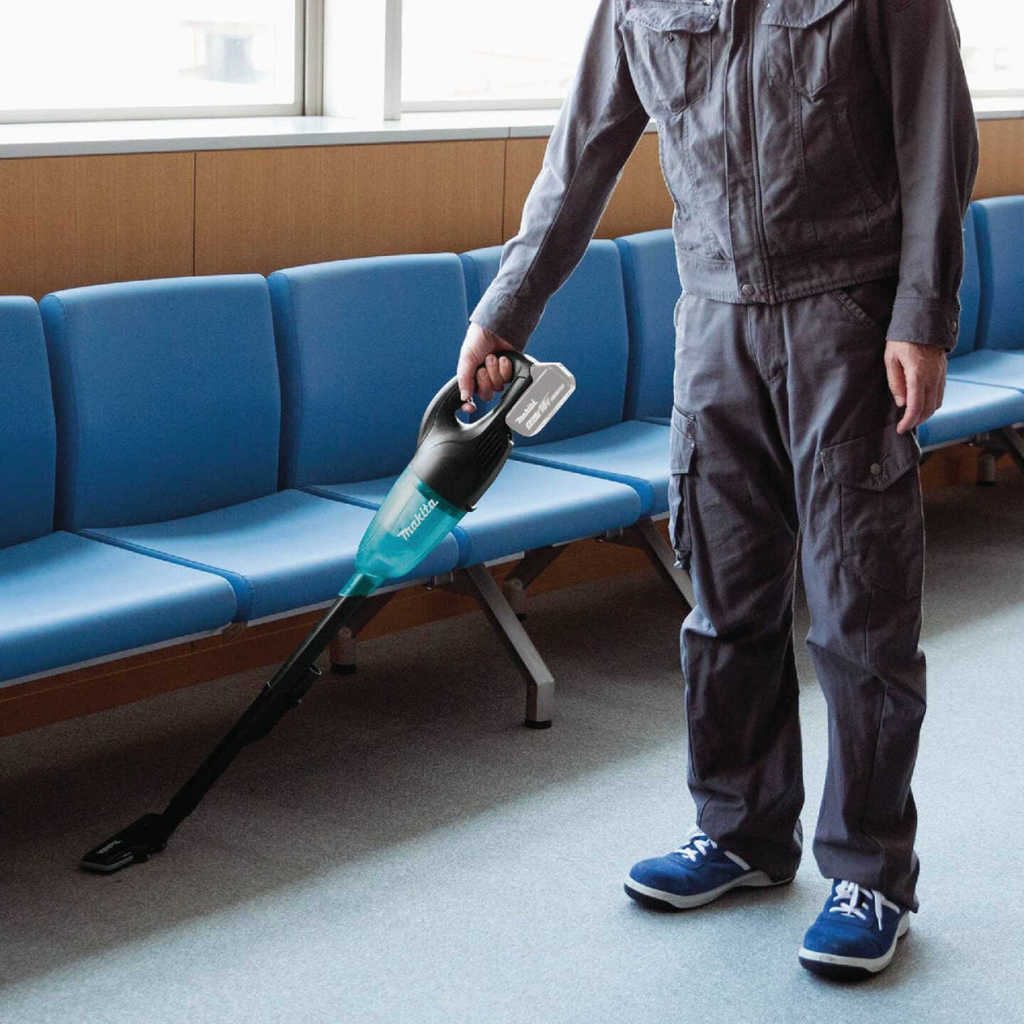 Makita 18V LXT Cordless Bagless Compact Stick Vacuum Cleaner, Black (Tool Only) Image 2