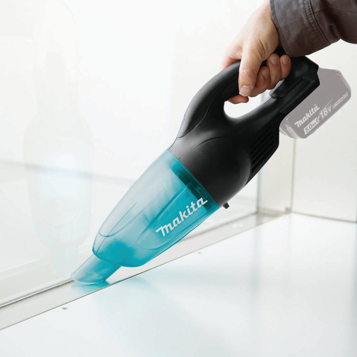 Makita 18V LXT Cordless Bagless Compact Stick Vacuum Cleaner, Black (Tool Only) Image 9