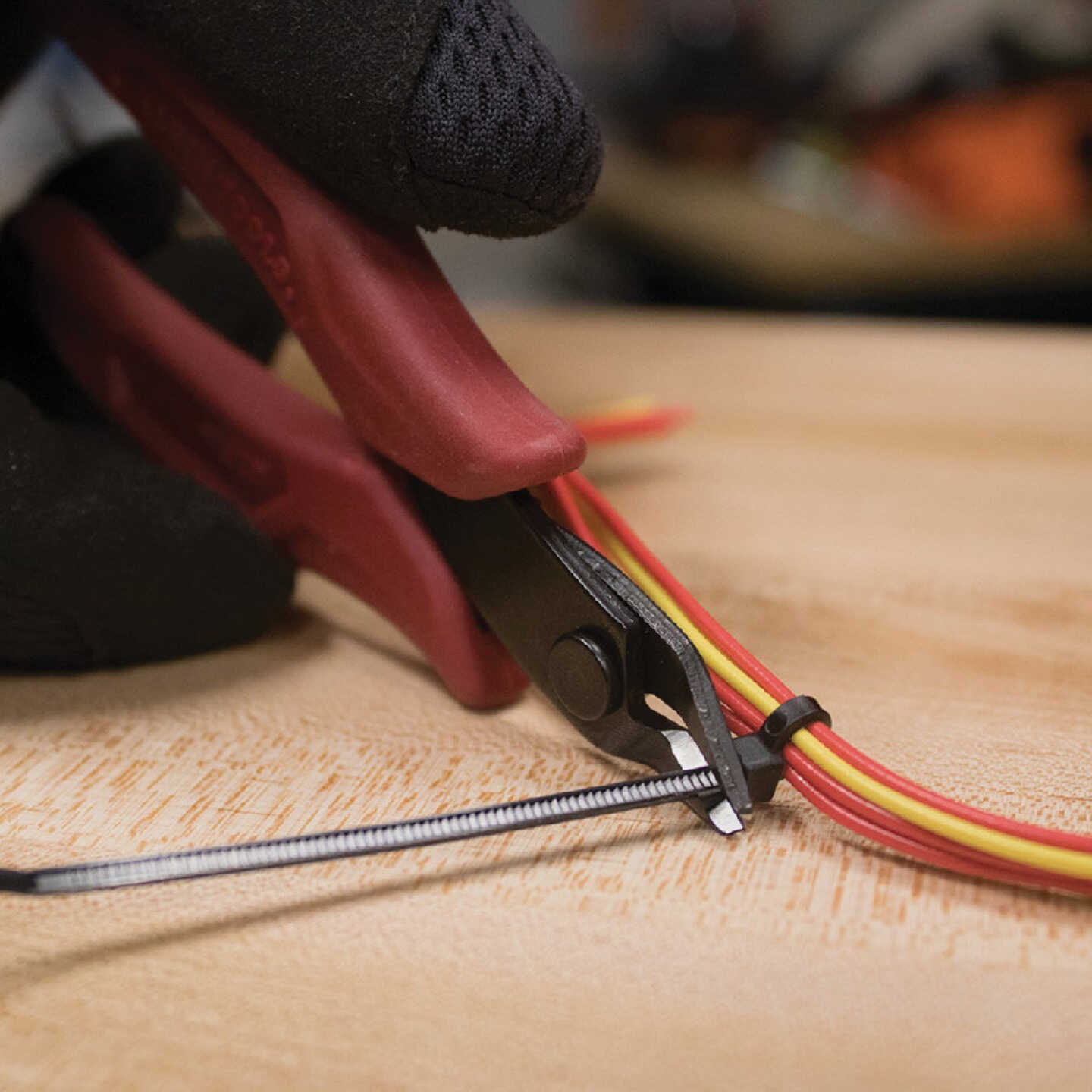 Klein 5 In. Flush Cutter Diagonal Cutting Pliers Image 2