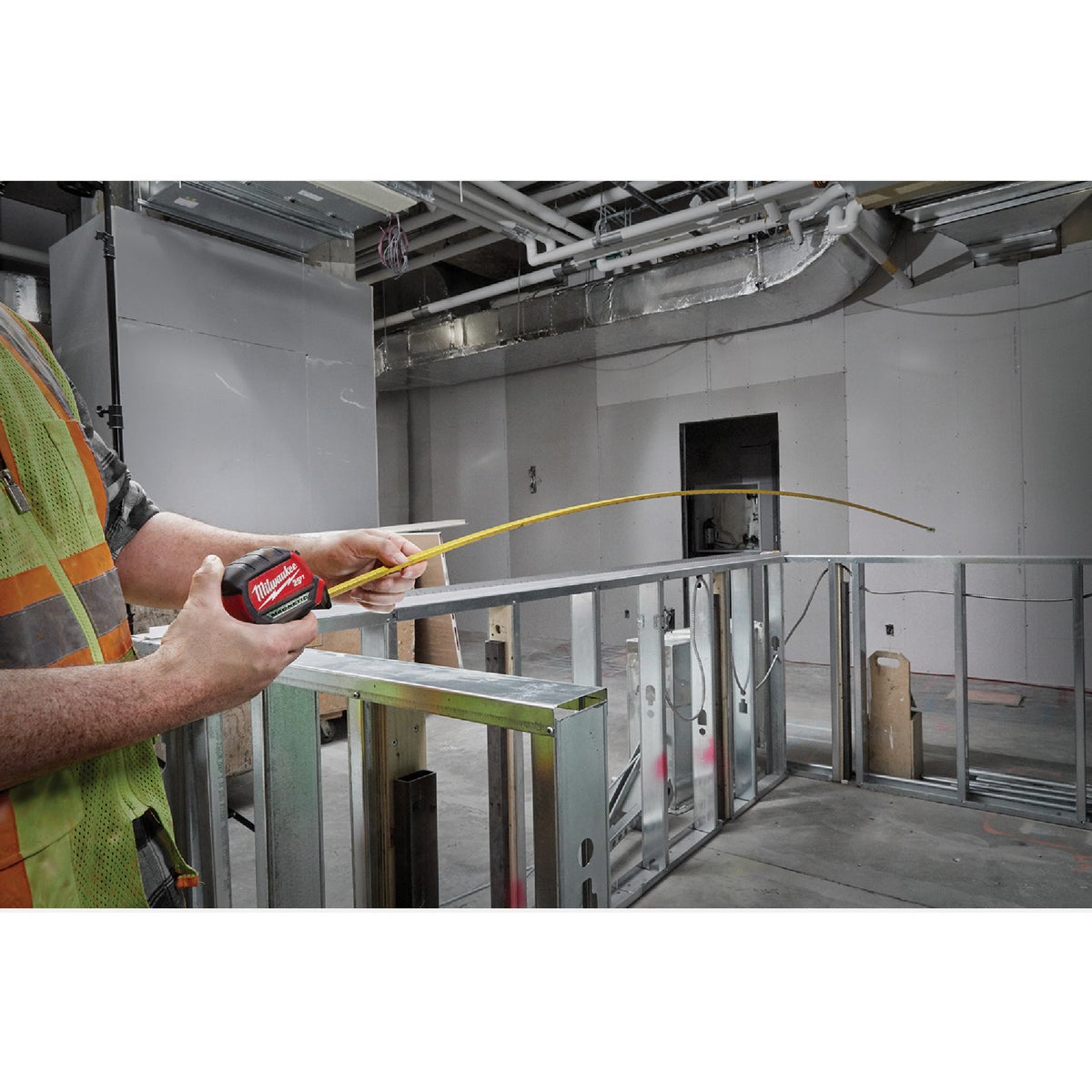 Milwaukee 25 Ft. Compact Wide Blade Magnetic Tape Measure Image 4
