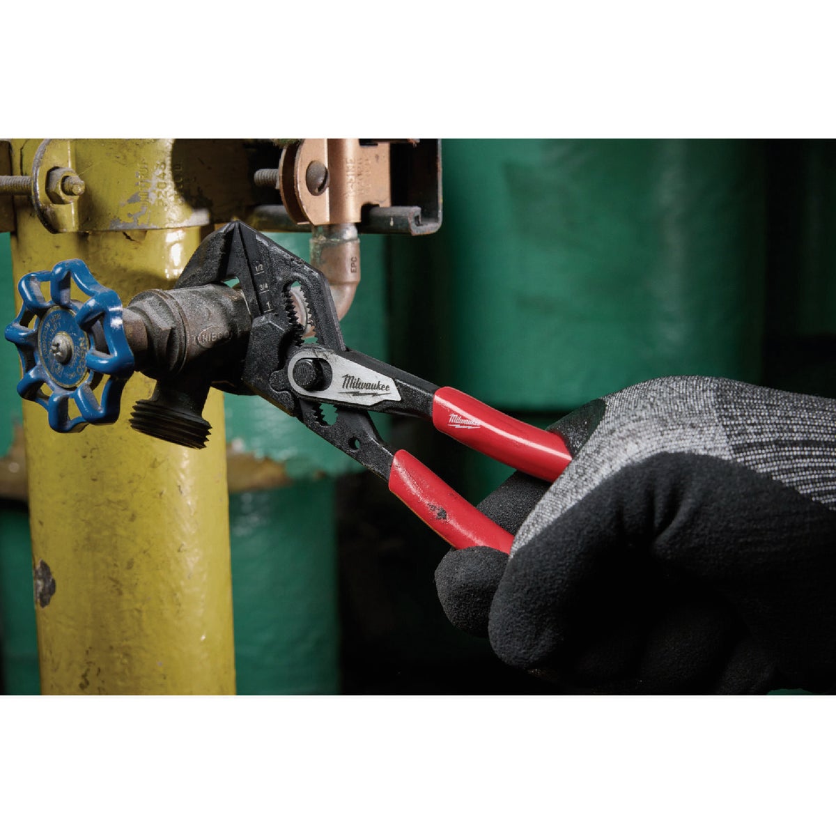 Milwaukee 7 In. & 10 In. Pliers Wrench Set (2-Piece) Image 2