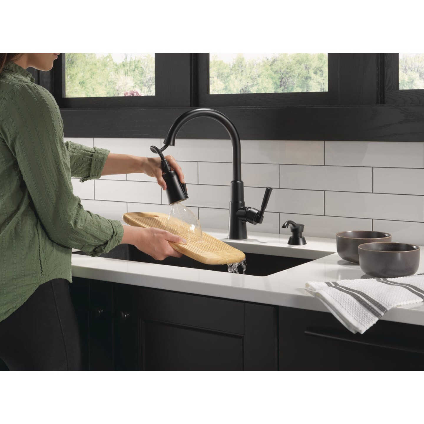 Delta Valo 1-Handle Pull-Down Kitchen Faucet with Soap Dispenser, Matte Black Image 4