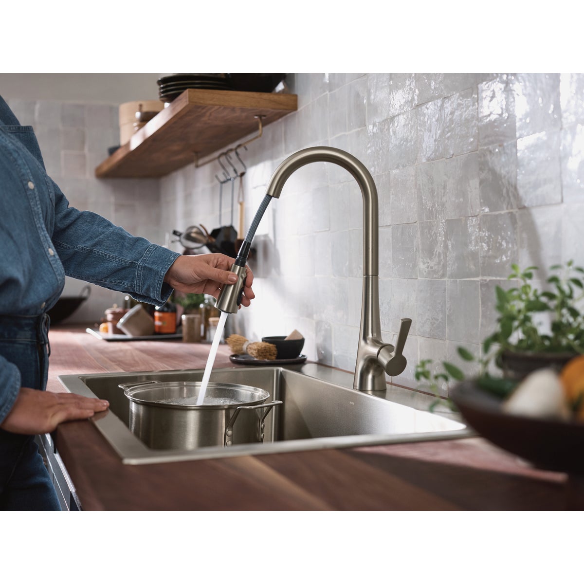 Moen Mikah Spot Resist Stainless One-Handle High Arc Pulldown Kitchen Faucet Image 3