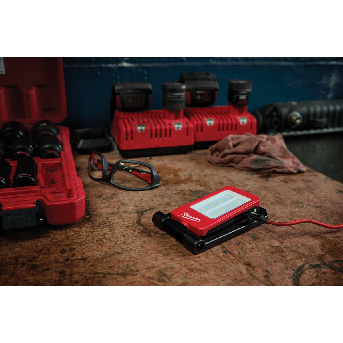 Milwaukee 500 Lm. LED Rechargeable Low-Profile Magnetic Task Light Image 5