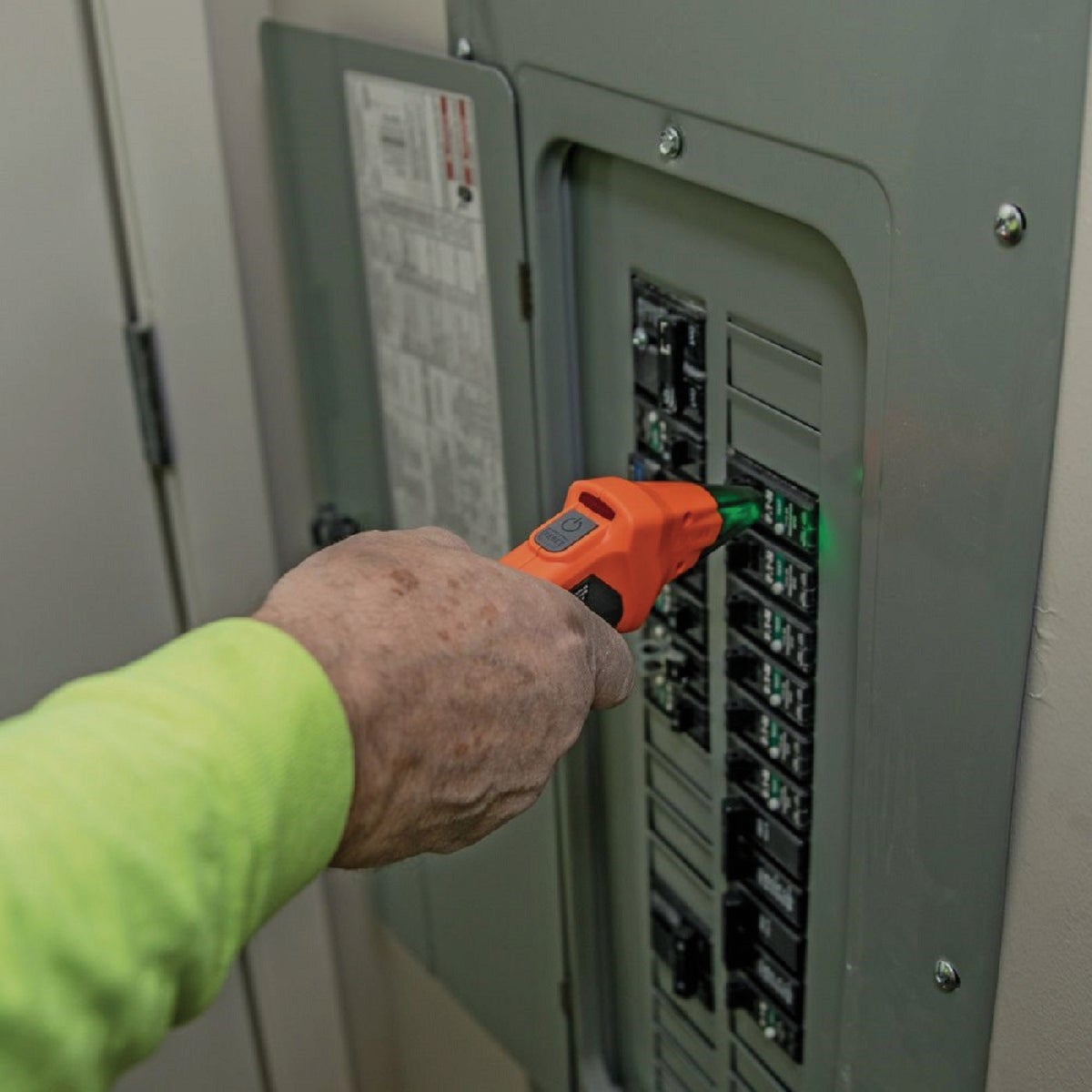 Klein 90V to 120V Circuit Breaker Finder with Integrated GFCI Outlet Tester Image 3