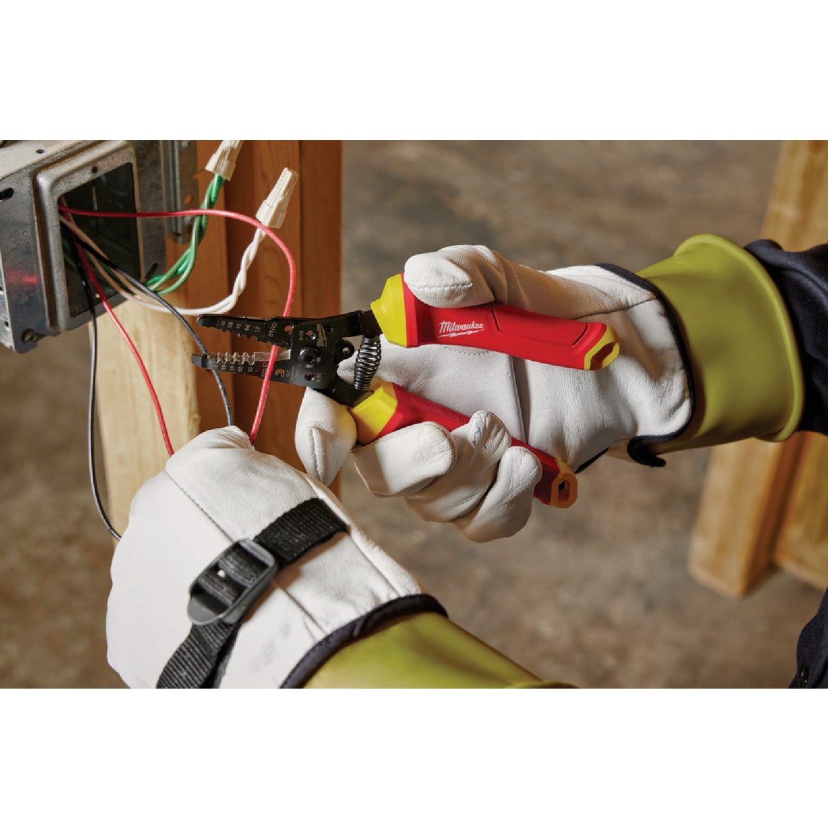 Milwaukee 1000V Insulated Hand Tool Set (5-Piece) Image 3