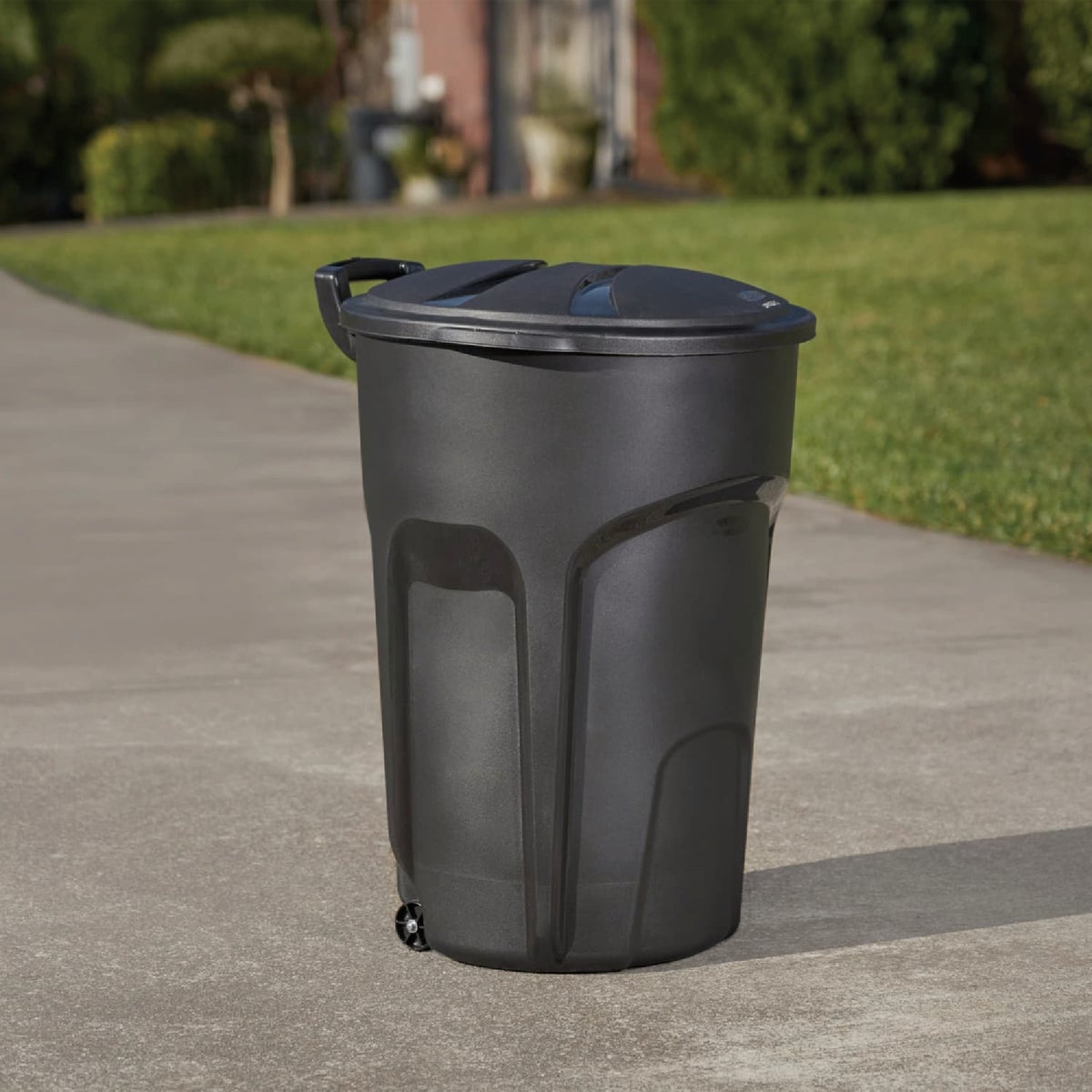 Rubbermaid Roughneck 32 Gal. 2-Wheel Commercial Trash Can Image 4