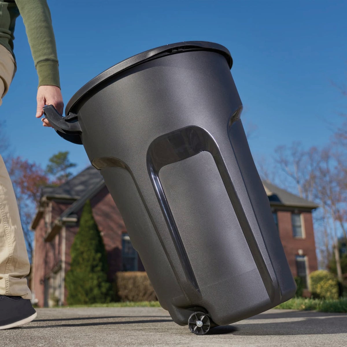 Rubbermaid Roughneck 32 Gal. 2-Wheel Commercial Trash Can Image 3