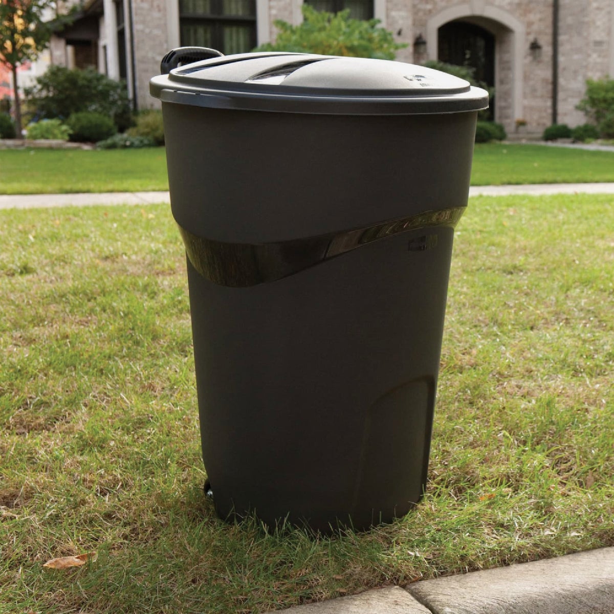 Rubbermaid Roughneck 32 Gal. 2-Wheel Commercial Trash Can Image 2