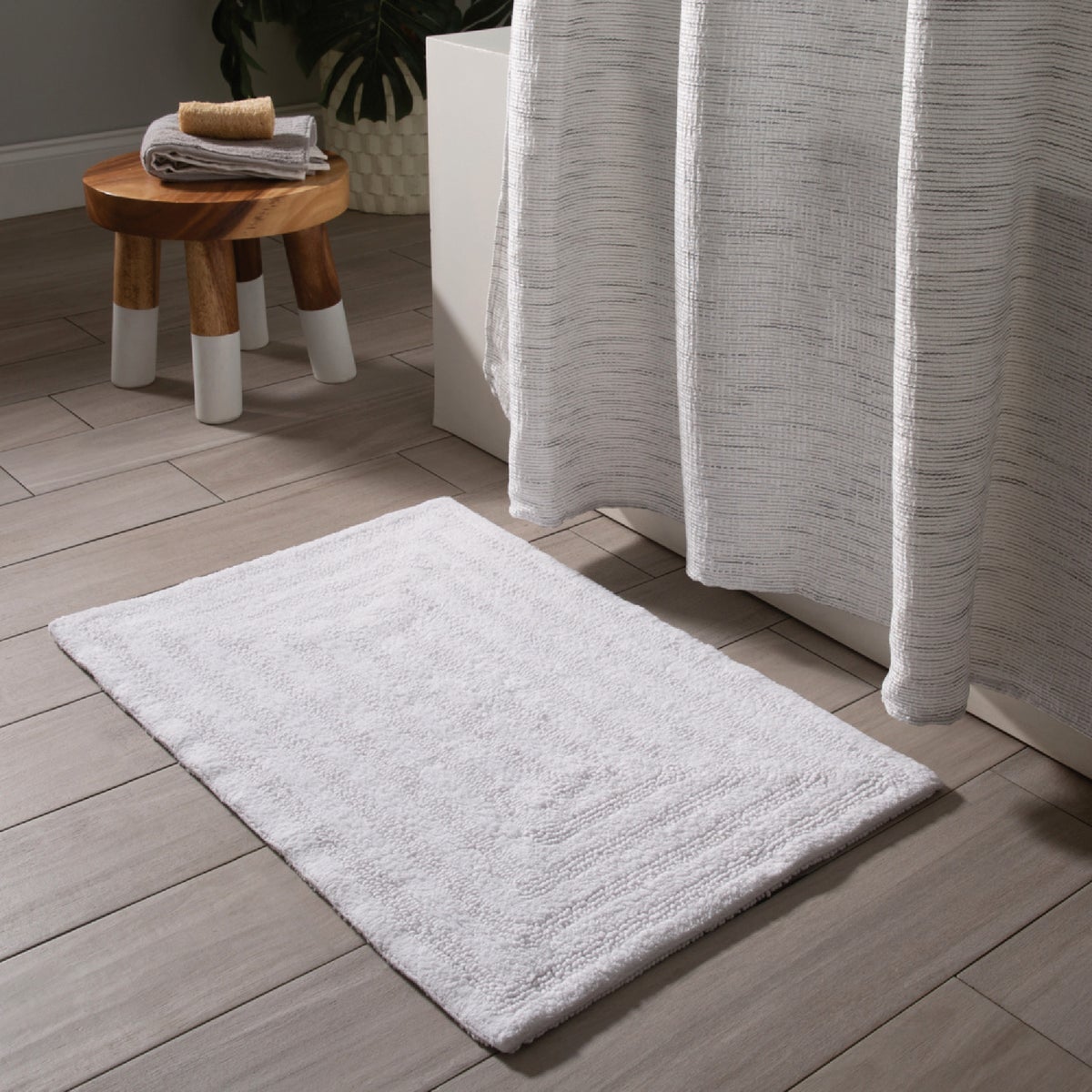 Moda At Home 20 In. x 30 In. White Cotton Amera Reversible Bath Mat Image 2