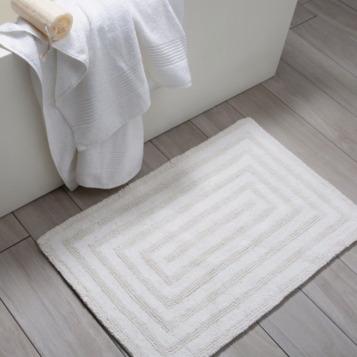 Moda At Home 20 In. x 30 In. White Cotton Amera Reversible Bath Mat Image 3