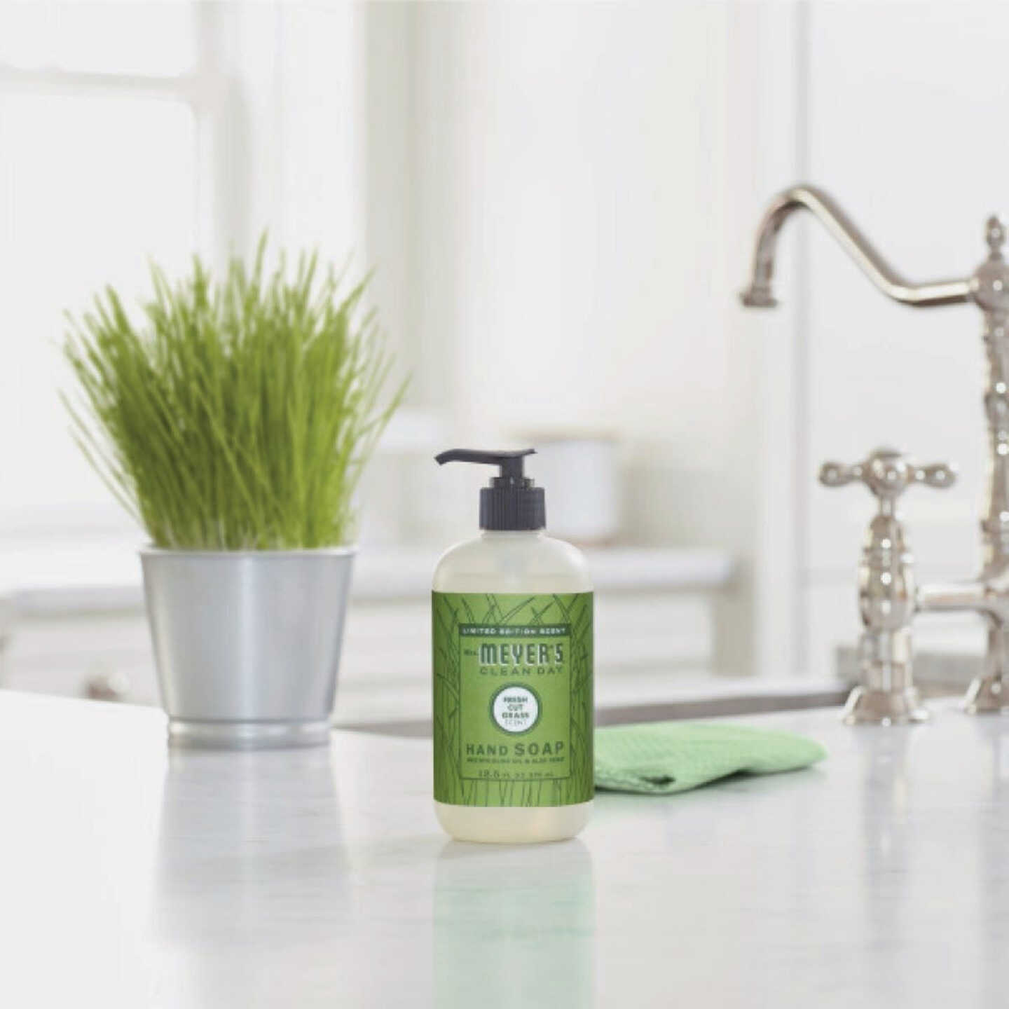 Mrs. Meyer's Clean Day 12.5 Oz. Fresh Cut Grass Liquid Hand Soap Image 4