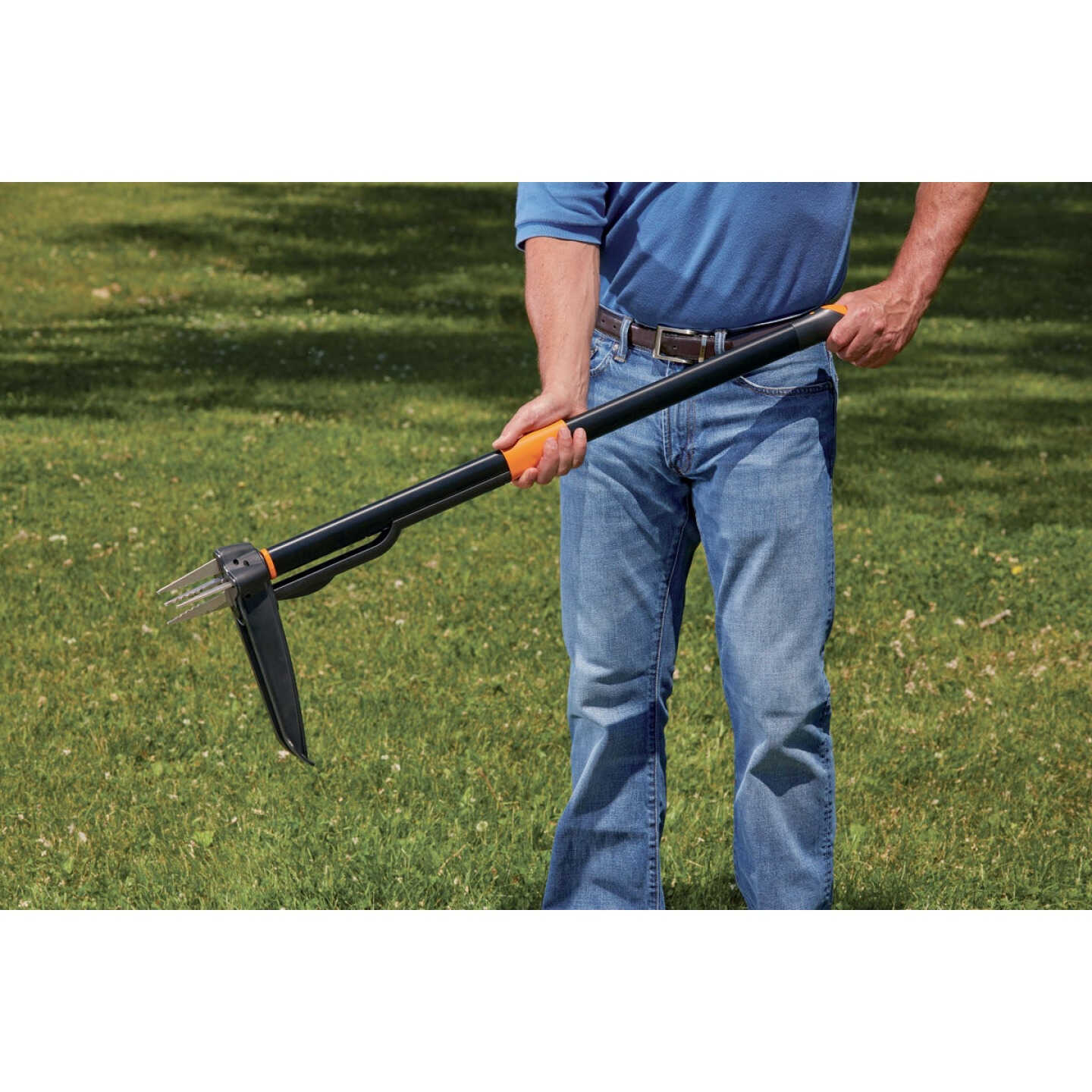Fiskars 39 In. Aluminum Handle Stand-Up Weeder Image 4