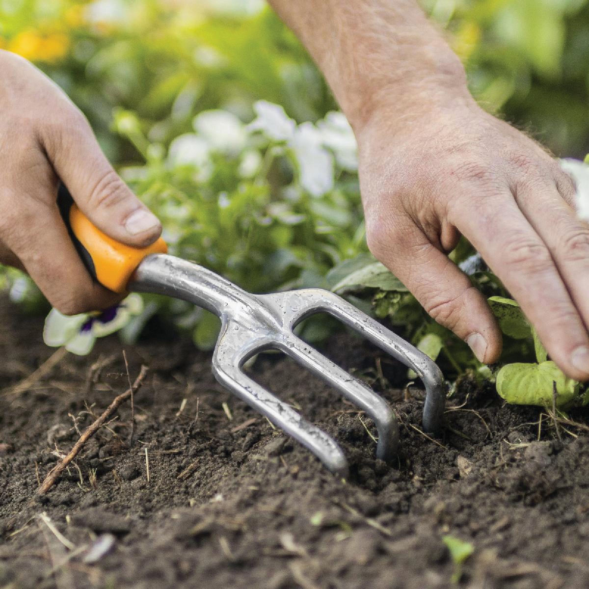 Fiskars 300S 11-1/2 In. Ergo Cultivator Image 2