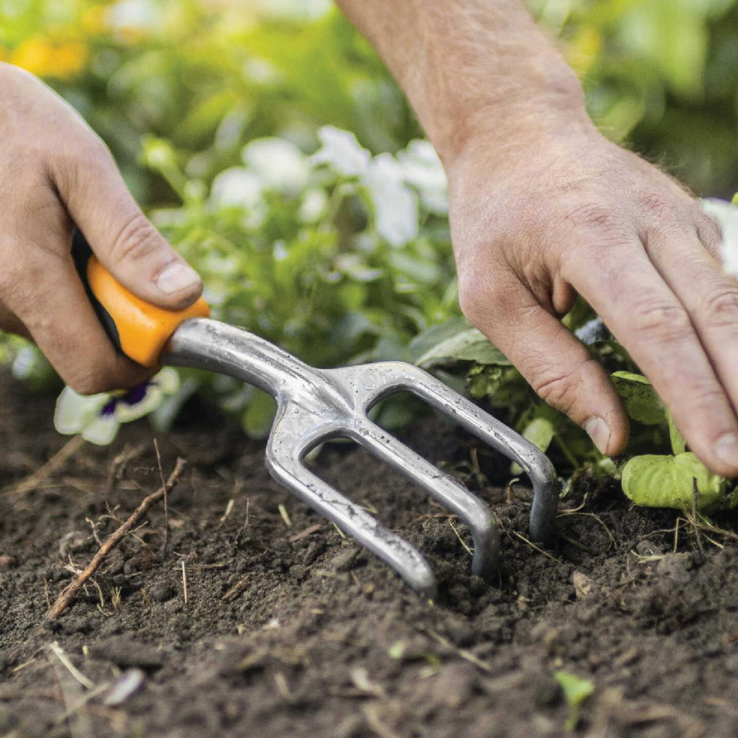 Fiskars 300S 11-1/2 In. Ergo Cultivator Image 2