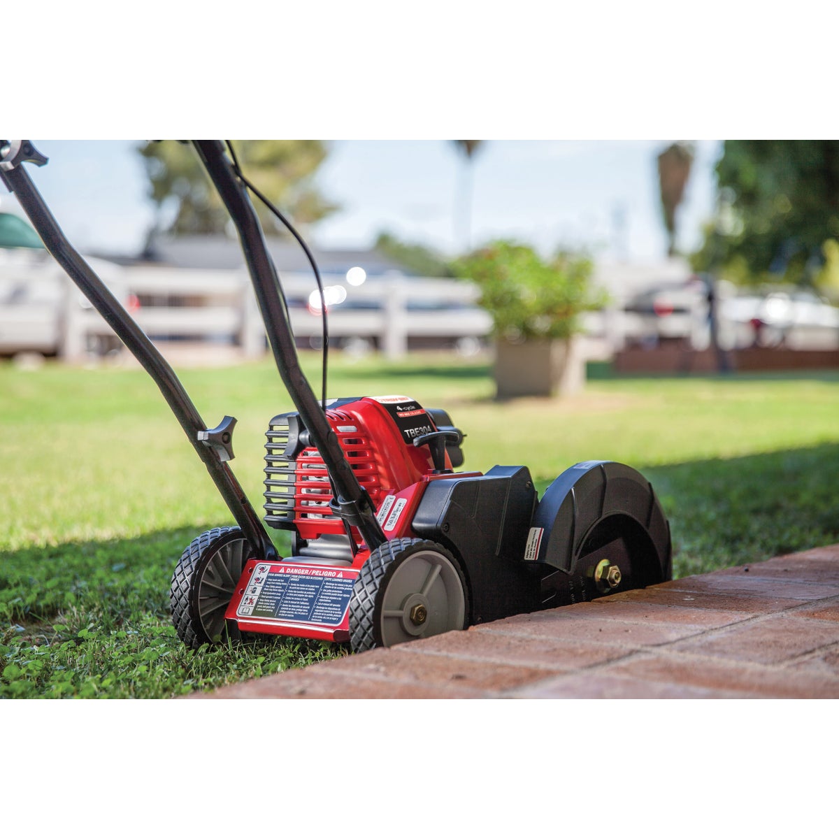 Troy-Bilt TBE304 9 In. 30cc 4-Cycle Gas Edger Image 4