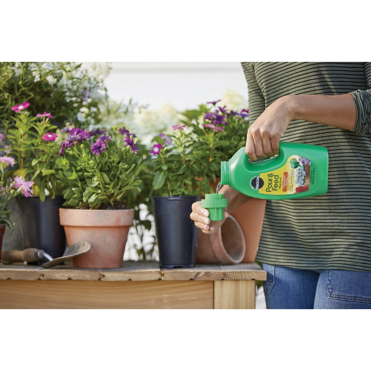 Miracle-Gro Pour & Feed 32 Oz. Liquid Plant Food Image 4