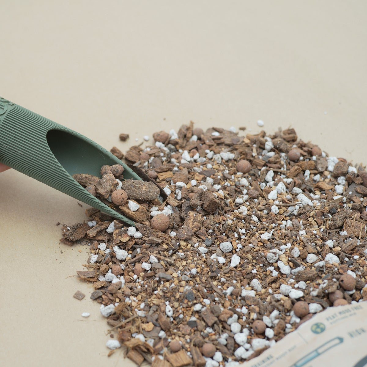 Sol Soils 2 Qt. Houseplant Chunky Mix Image 5