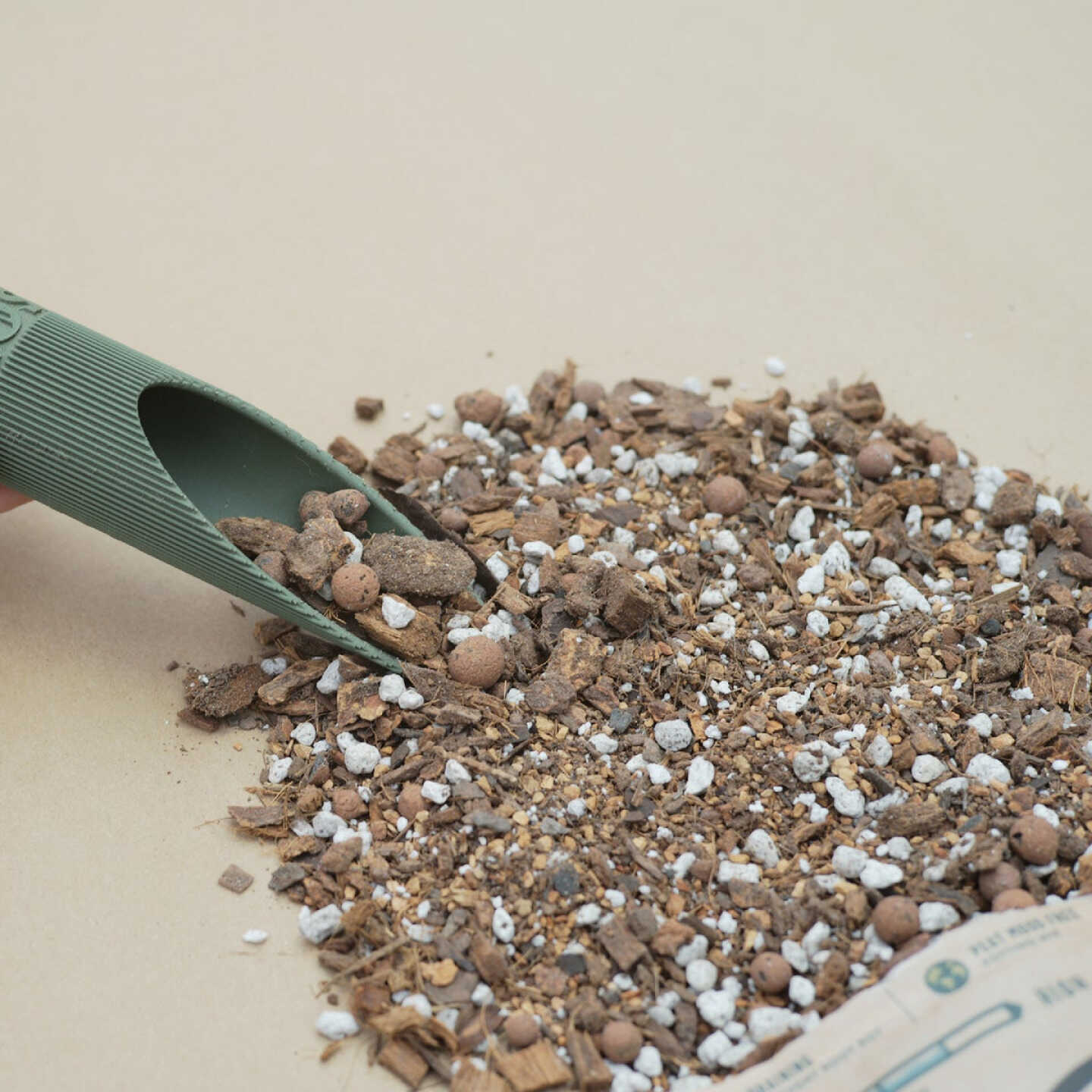 Sol Soils 2 Qt. Houseplant Chunky Mix Image 5