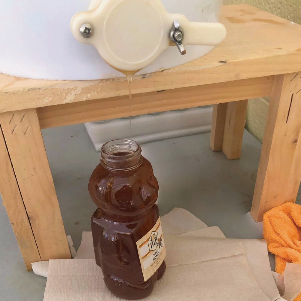 Harvest Lane Honey 5 Gal Plastic Honey Bucket with Gate Image 3