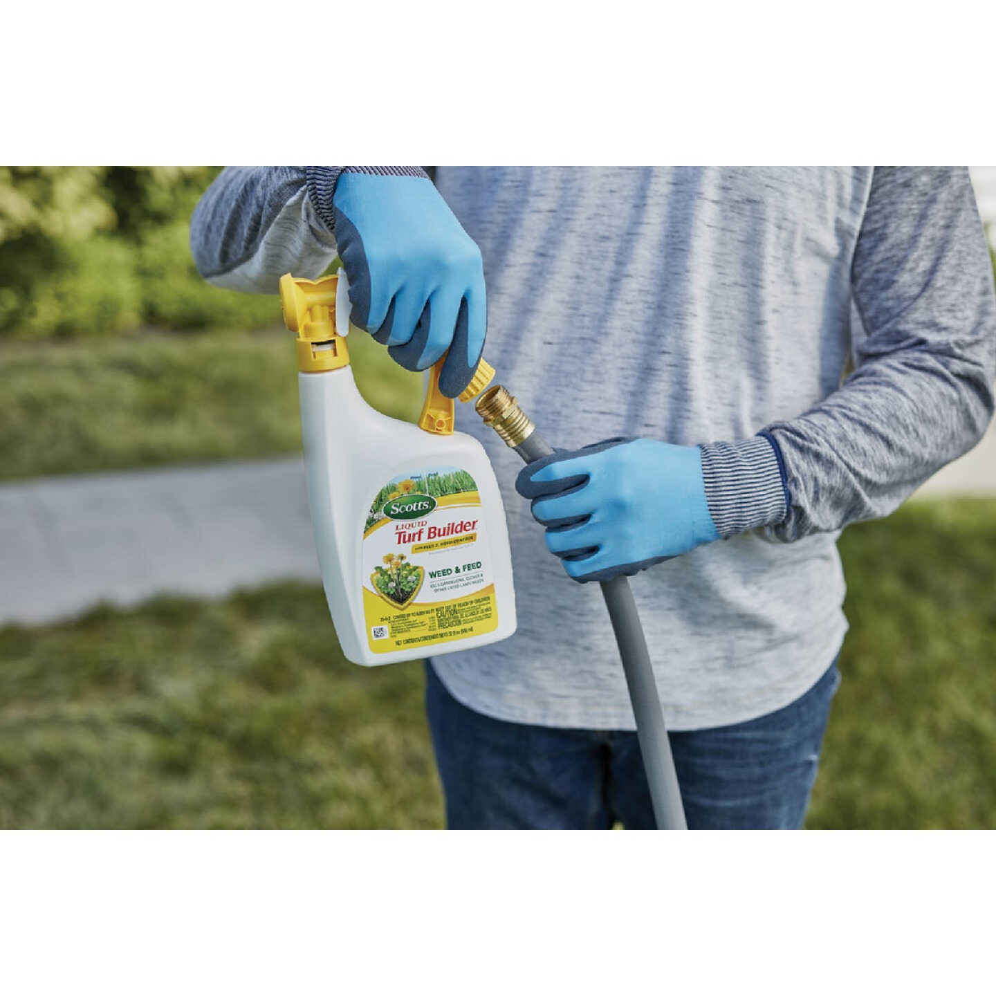 Scotts Turf Builder Weed & Feed 32 Oz. 6000 Sq. Ft. Liquid Lawn Fertilizer with Plus 2 Weed Control Image 2