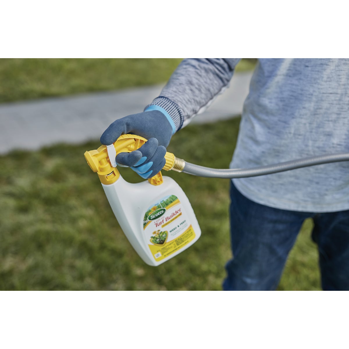 Scotts Turf Builder Weed & Feed 32 Oz. 6000 Sq. Ft. Liquid Lawn Fertilizer with Plus 2 Weed Control Image 3