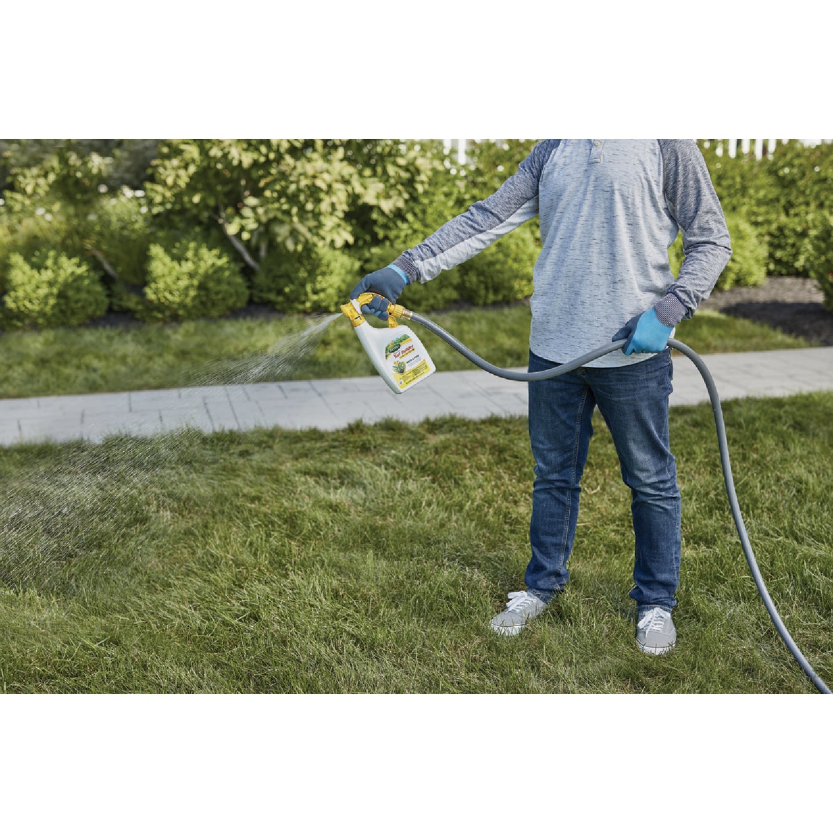 Scotts Turf Builder Weed & Feed 32 Oz. 6000 Sq. Ft. Liquid Lawn Fertilizer with Plus 2 Weed Control Image 4